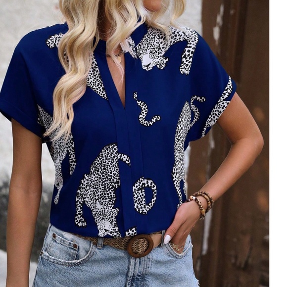 Solid Leopard Animal Print notched Neck Short Sleeve Top - Picture 2 of 3